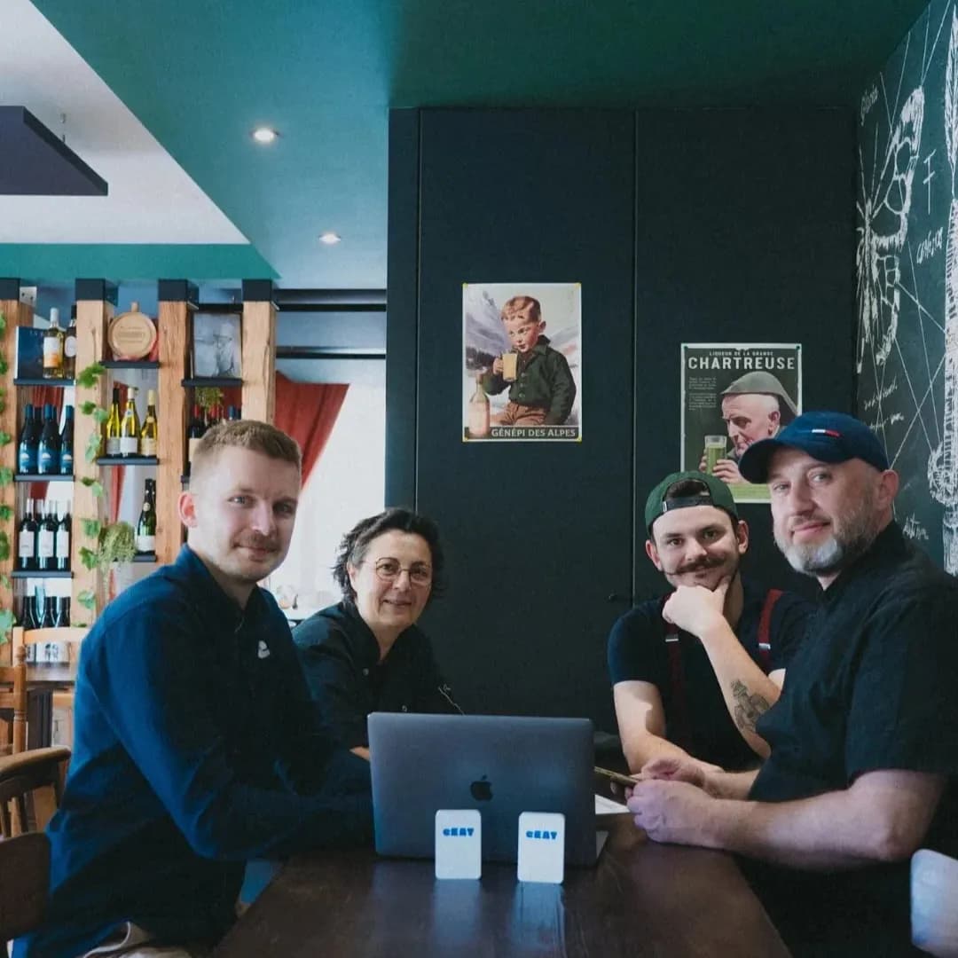 Équipe eEAT accompagnant un professionnel en cuisine pour la mise en place HACCP