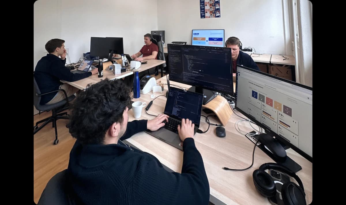 Equipe support dans les locaux de eEAT